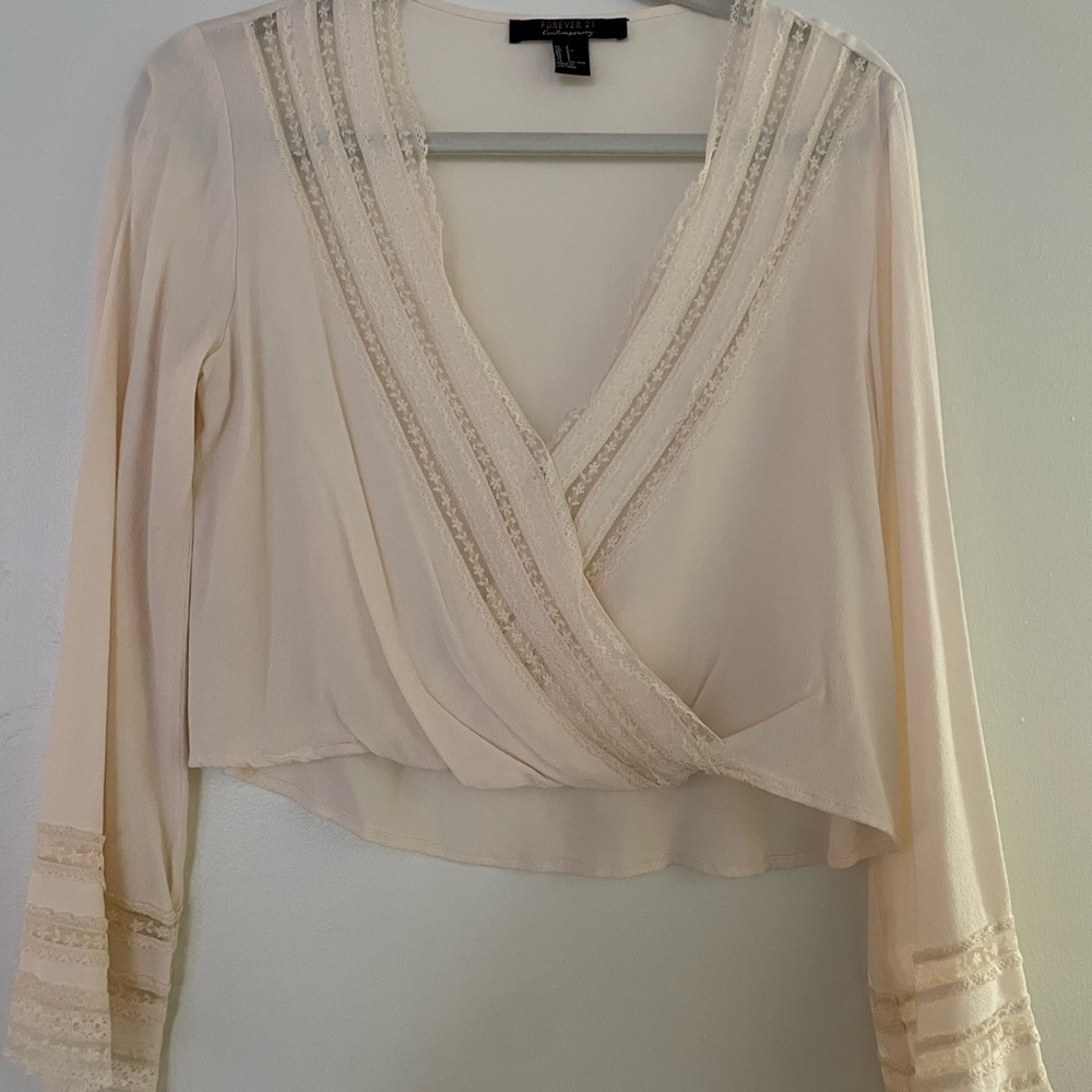 Cream crop top with lace from Forever 21 in size S.